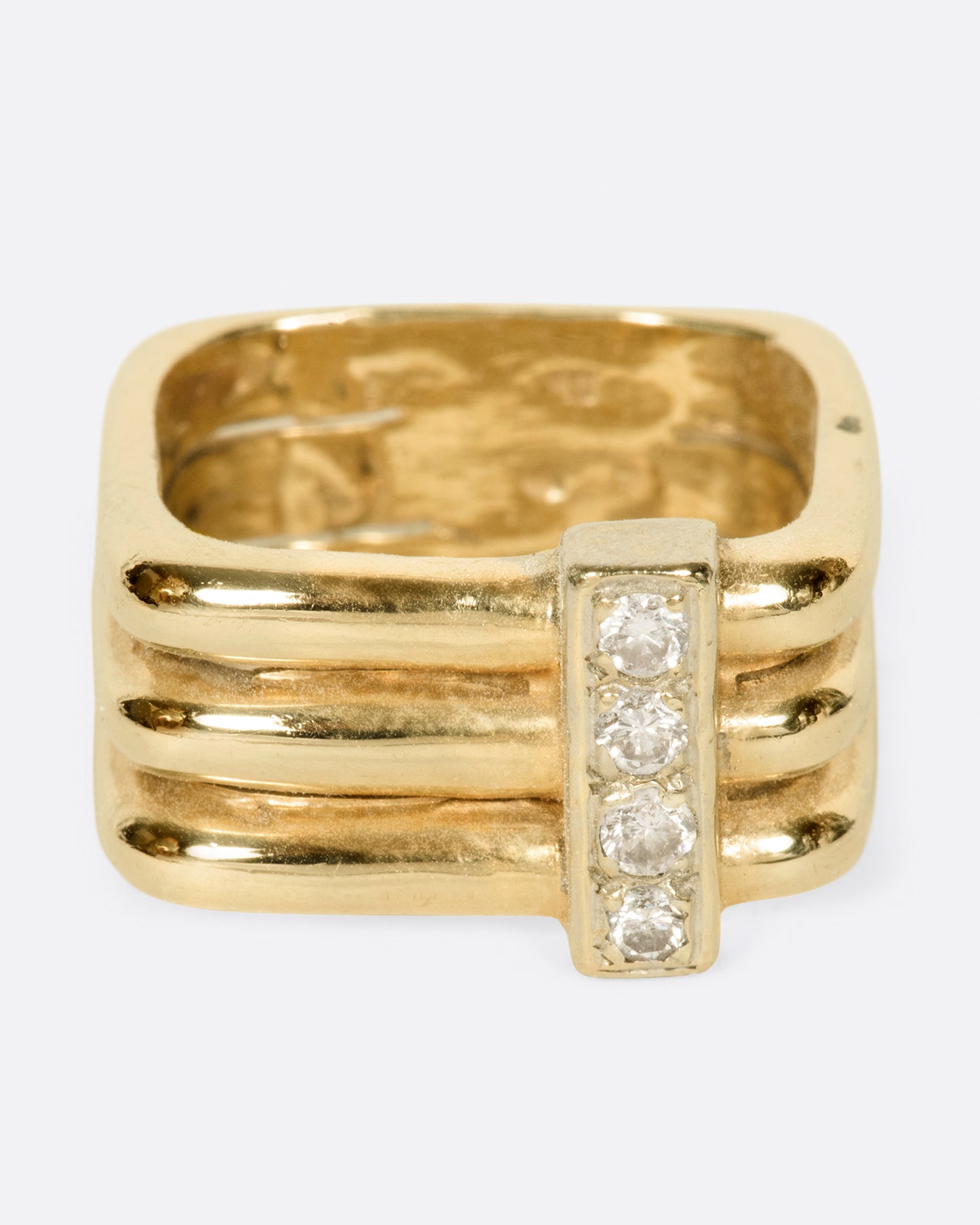 A single band that gives the illusion of a stack, connected with diamonds, shown from the front.