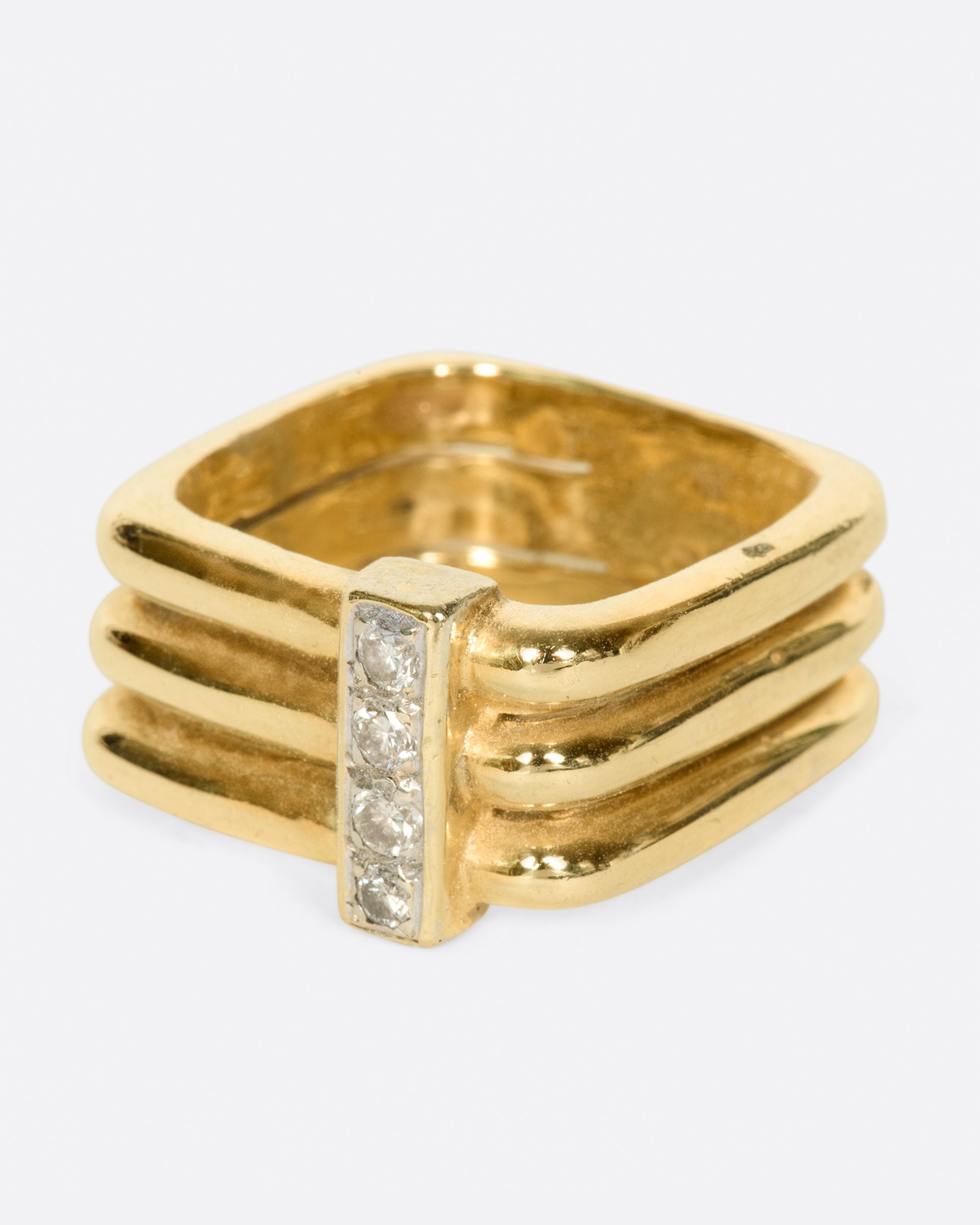 A single band that gives the illusion of a stack, connected with diamonds, shown from the side.
