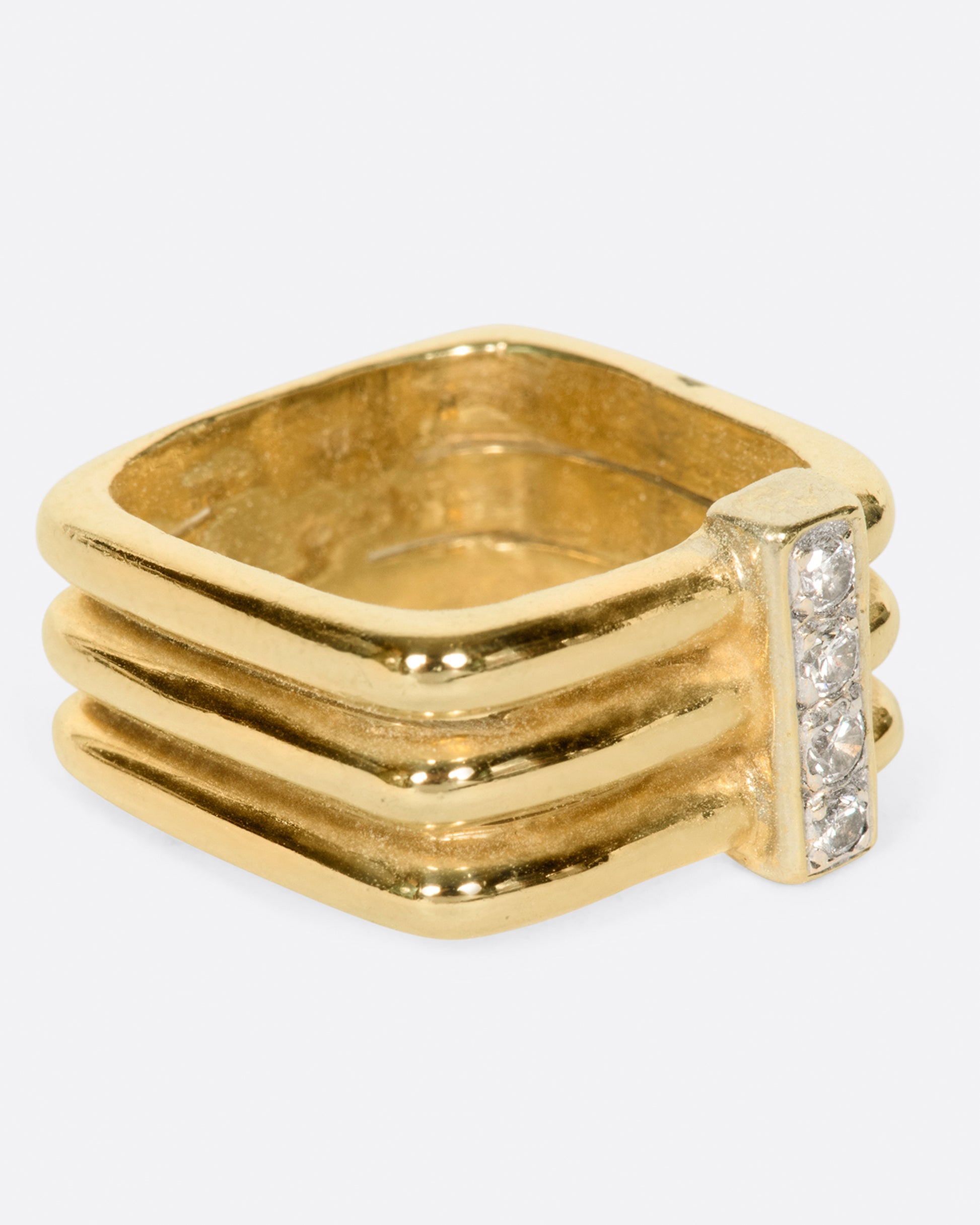 A single band that gives the illusion of a stack, connected with diamonds, shown from the side.
