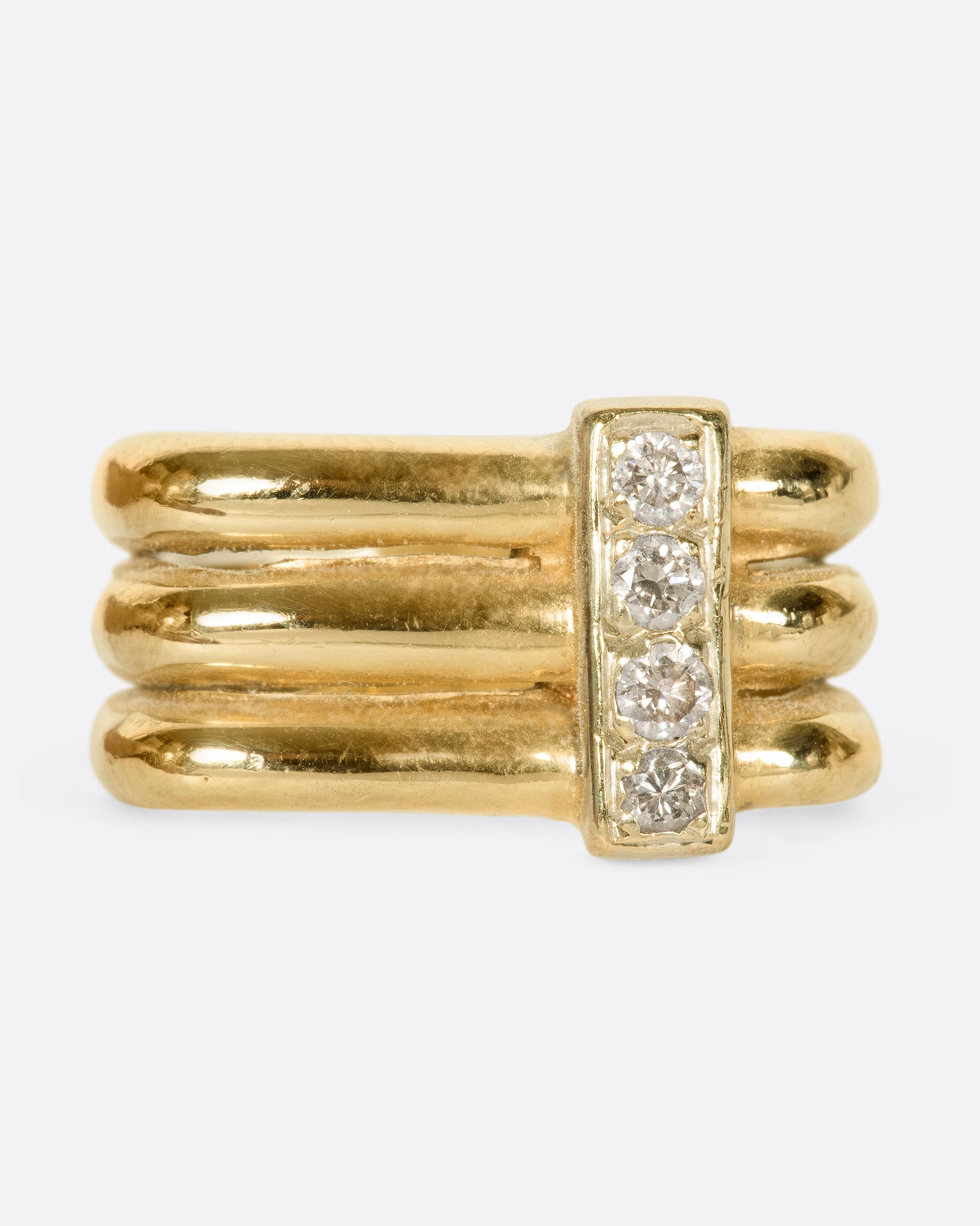 A single band that gives the illusion of a stack, connected with diamonds, shown from the front.